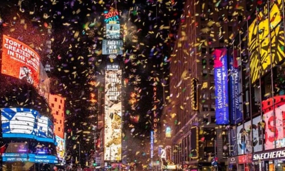 Πώς γιόρτασε ο πλανήτης το 2021 - Με το "I will survive" η αλλαγή του χρόνου στη Νέα Υόρκη (βίντεο)